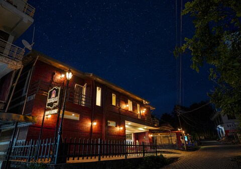REEJAS INN'S N' SUITES