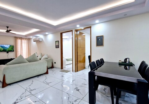 Homlee-Classic 4BHK Flat Central DEL-Lift-Parking