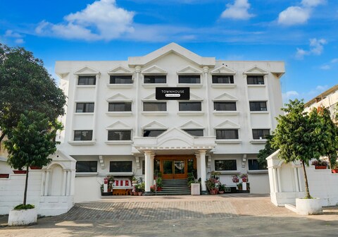 Super Townhouse Subhash Nagar Formerly Royal Palazzo