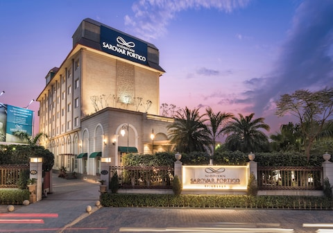 Nidhivan Sarovar Portico-Vrindavan Mathura