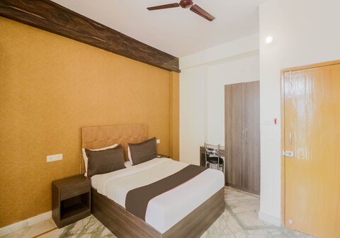 Collection O Kewal Palace Hyderabad Gate