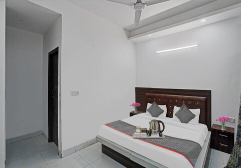 Signature Hotel Noida-62