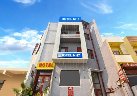Hotel NH7 Near Patiyala Chowk