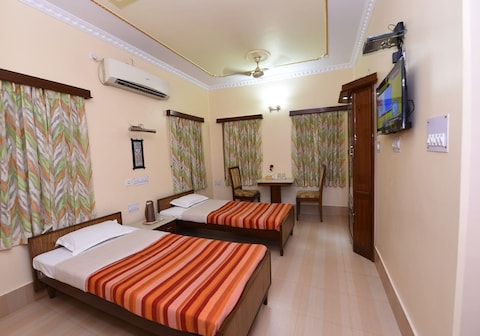 Rooms in 2 BHK Stay Cool Service Apartment Walking Distance from Rashbehari and Kalighat Temple