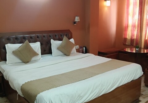 Nestled inn (by) Prince