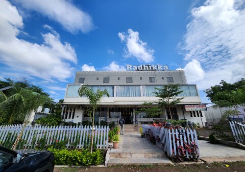 Moksham Inn by Hotel Radhikka