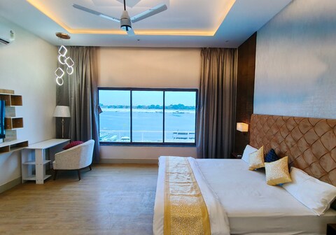 Nirvana Riverview Suites - Namo Ghat