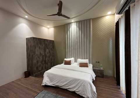 Golden Glitz Banquet & Hotel a Unit Of A.C Enterprises