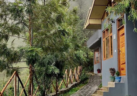 Lacasa Luxury Stays | Rooms & Guided Treks