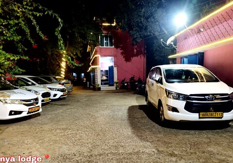 LABANYA GUEST HOUSE, 200mtrs from Konark Temple