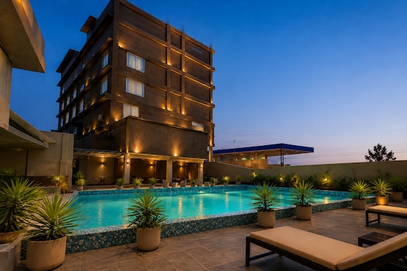 The Layover Hotel - 2 Minutes from the Airport