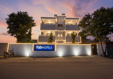 FabHotel Red Velvet Inn & Suites