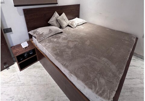 Mini Studio on 2nd Floor 100m from Bus Stand