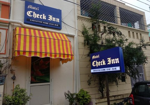 Check Inn - Executive Home Stay - BnB