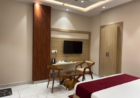 Mandonas hotel and Resturant