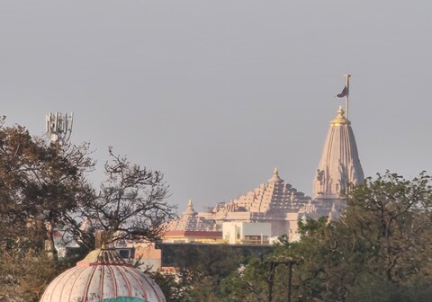 Shri Janki Raman Kunj 5 minut from Ram Mandir.