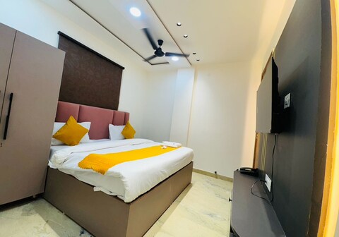 Hotel 7 Star Rohini Sector 17