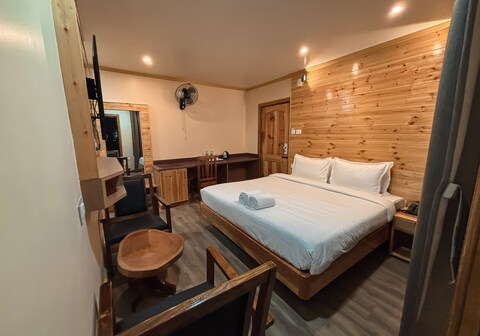 Woodbine Shillong |Lift|Restaurant|Parking| 2 Mins From Golf Link