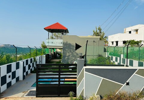 Vetrivel Mountain resorts