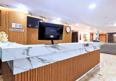 White Panda Hotels Royal Inn