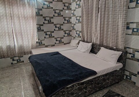 The Lal Punjabi Stay | 100m from Saryu Ghat
