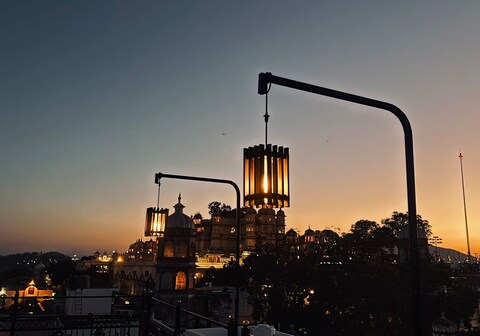 Elysium Hostel |Rooftop Restaurant Near City Palace
