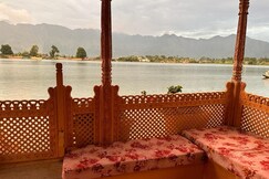Wangnoo Paradise Heritage Houseboats, Srinagar Wangnoo Paradise Heritage Houseboats, Srinagar