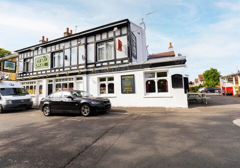 OYO Old Oak Tree Inn