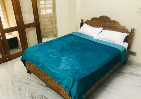 NAVINA ORCHID 3Bhk Service Apartment