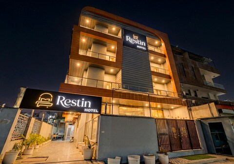 Restin Hotels Near Botanical Garden