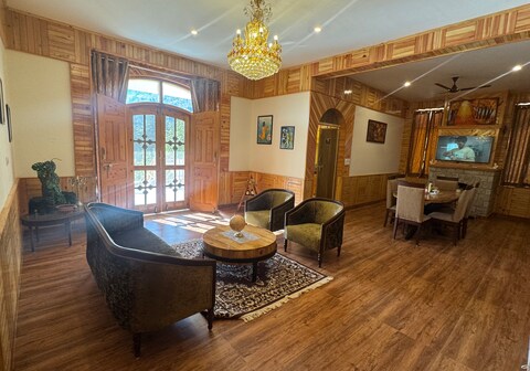 Deodar Base Suite (3BHK) by The Highgrove House, Manali
