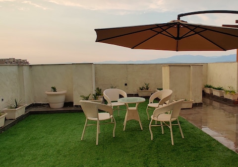 Hill View Penthouse-Swimming Pool & BBQ on terrace