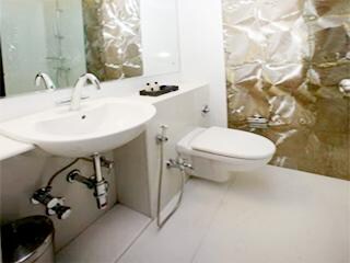 AR Suites Fontana Bay-Washroom