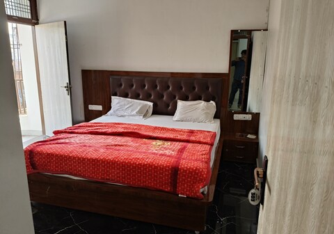 Bam Bam Palace | 300mtr from Kashi Vishwanath