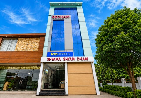 Fabhotel SS Dham - 200m from prem Mandir