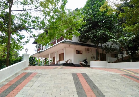 Nutmeg Valley Villa | Rooms & Guided Treks