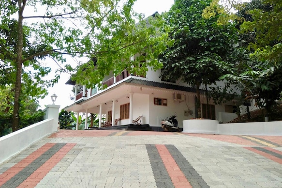Nutmeg Valley Villa | Rooms & Guided Treks