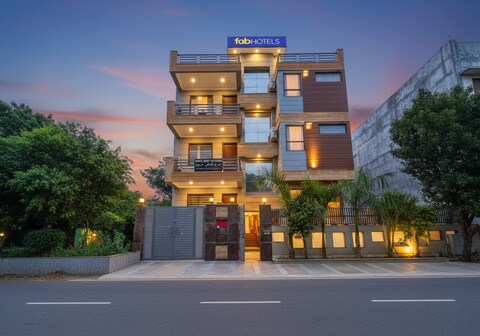 FabHotel Comfy Cottage