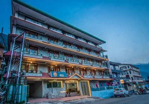 Hotel Ocean Blue - 2 Min Drive from Mall Road