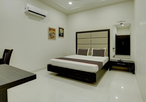 Collection O Ovel Hotel Grand