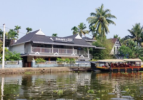 Evaans Casa Homestay | Lake-view Rooms