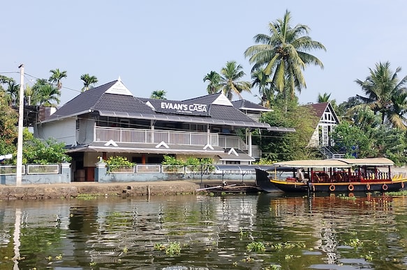 Evaans Casa Homestay | Lake-view Rooms