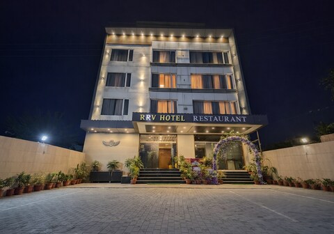 Hotel RRV Near Golden Temple with Parking