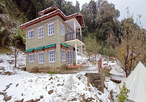 Camp Oak Luxury Cottage