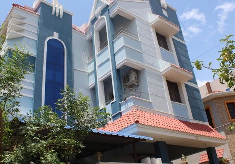 Sringam Service Apartments | Rooms & Kitchen