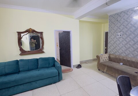 Luxury 2BHK Parking 5 Mins to New Market