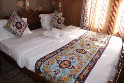 Young Aleena Houseboat, Srinagar Young Aleena Houseboat, Srinagar