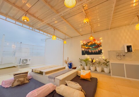 The Element Stays - 1Rk Boho Penthouse with Gazebo