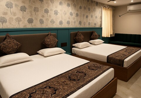 Spotlight Hotel& Lodge