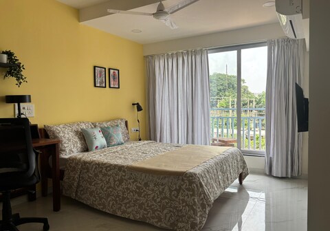 Cozy Stylish Studio Home In Khar Tulip 2